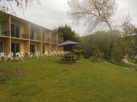 Riverbank Park Motel
