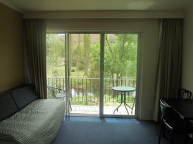 Riverbank Park Motel