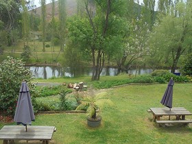 Riverbank Park Motel