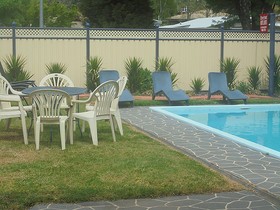 Riverbank Park Motel