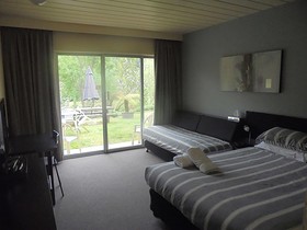 Riverbank Park Motel