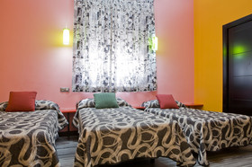 12 Rooms Hostal