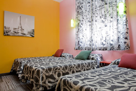 12 Rooms Hostal
