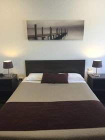 Ploughmans Motor Inn