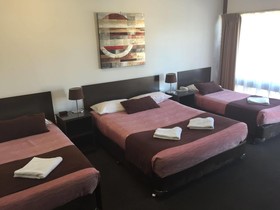 Ploughmans Motor Inn