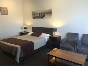 Ploughmans Motor Inn