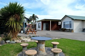Lakes Jakaranda Holiday Units