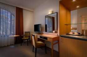 Best Western Plus Travel Inn Carlton