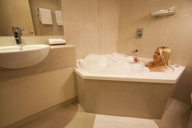 Best Western Plus Travel Inn Carlton