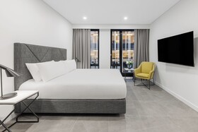 Meriton Suites King Street Melbourne