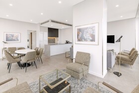 Meriton Suites King Street Melbourne