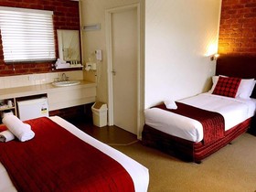 Admiral Motor Inn