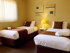 Admiral Motor Inn