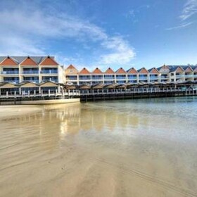 Dolphin Quay Apartment Hotel