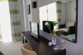 Sandy Bay Hotel, Elenite