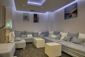 Sandy Bay Hotel, Elenite