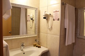 Sandy Bay Hotel, Elenite