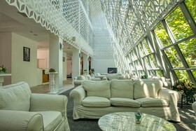 Sandy Bay Hotel, Elenite