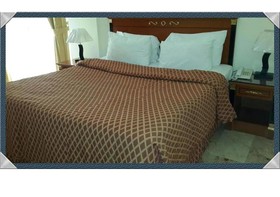 Al Commodore Suites
