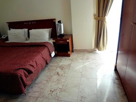 Al Commodore Suites
