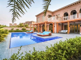 Royal Saray Resort