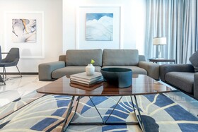 S Plaza Suites Hotel
