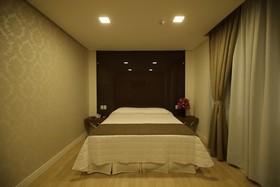 Holiday & Business Hotel