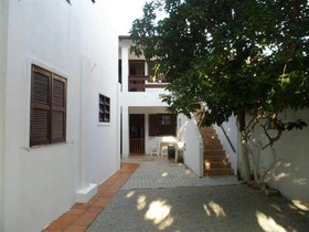 Ingleses Residence