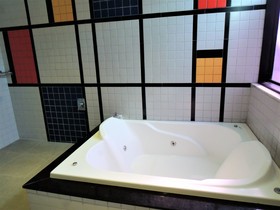 Mondrian Suite Hotel