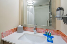 Holiday Inn Express & Suites Nassau