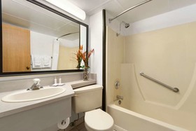 Emerald Hotel & Suites