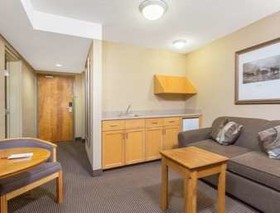 Canmore Inn & Suites