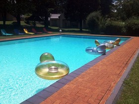 Econo Lodge Inn & Suites