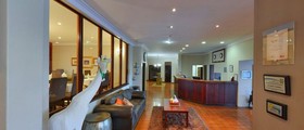 Econo Lodge Inn & Suites