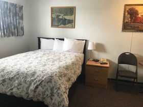 Econo Lodge Inn & Suites