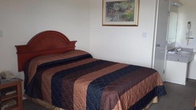 Red Deer Inn & Suites