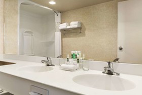 Travelodge by Wyndham Spruce Grove