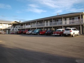 Shoreside Inn & Suites