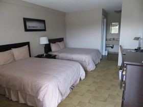 Shoreside Inn & Suites