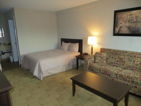 Shoreside Inn & Suites