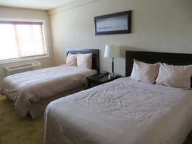 Shoreside Inn & Suites