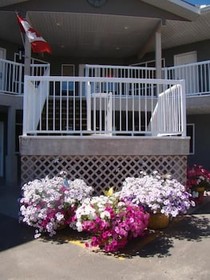 Shoreside Inn & Suites