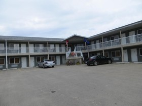 Shoreside Inn & Suites