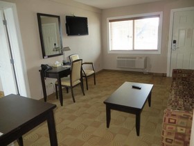 Shoreside Inn & Suites
