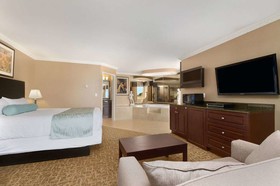 Travelodge by Wyndham Kamloops Mountview