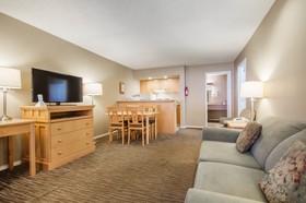 Econo Lodge Inn & Suites
