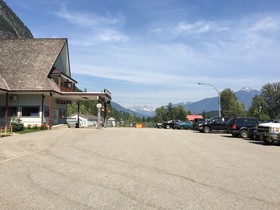 Peaks Lodge