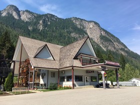 Peaks Lodge