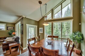 Pineview Lodge by Bear Country