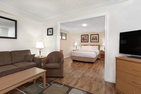 Elk Lake Inn & Suites